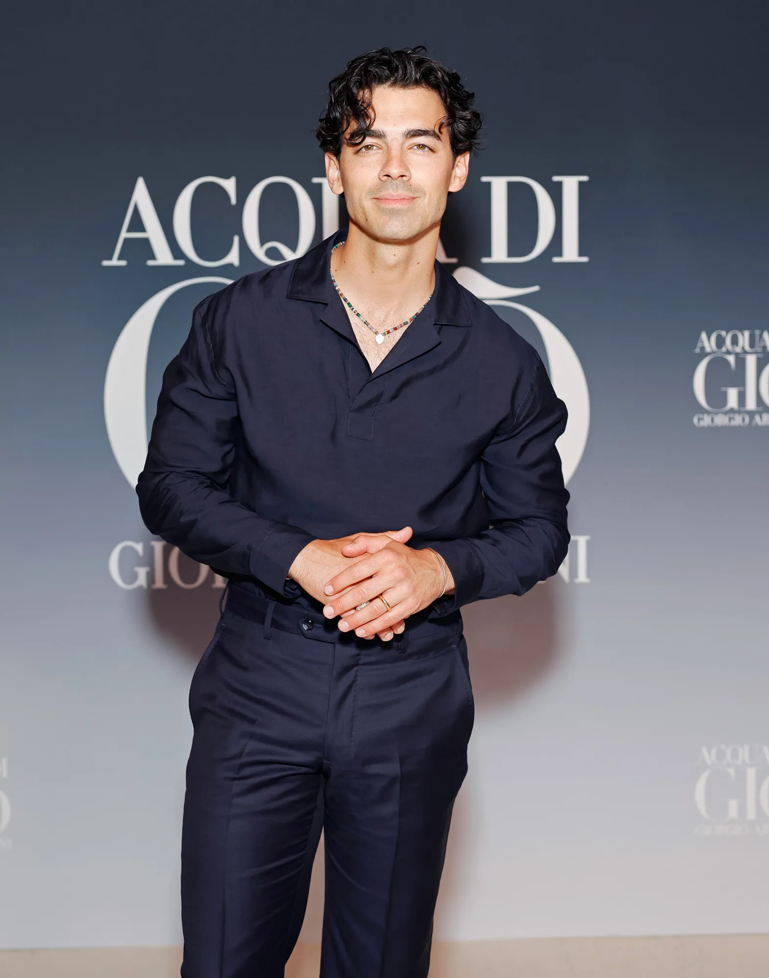 Joe Jonas Hilariously Gives Runners High-Fives in NYC and No One Recognizes Him