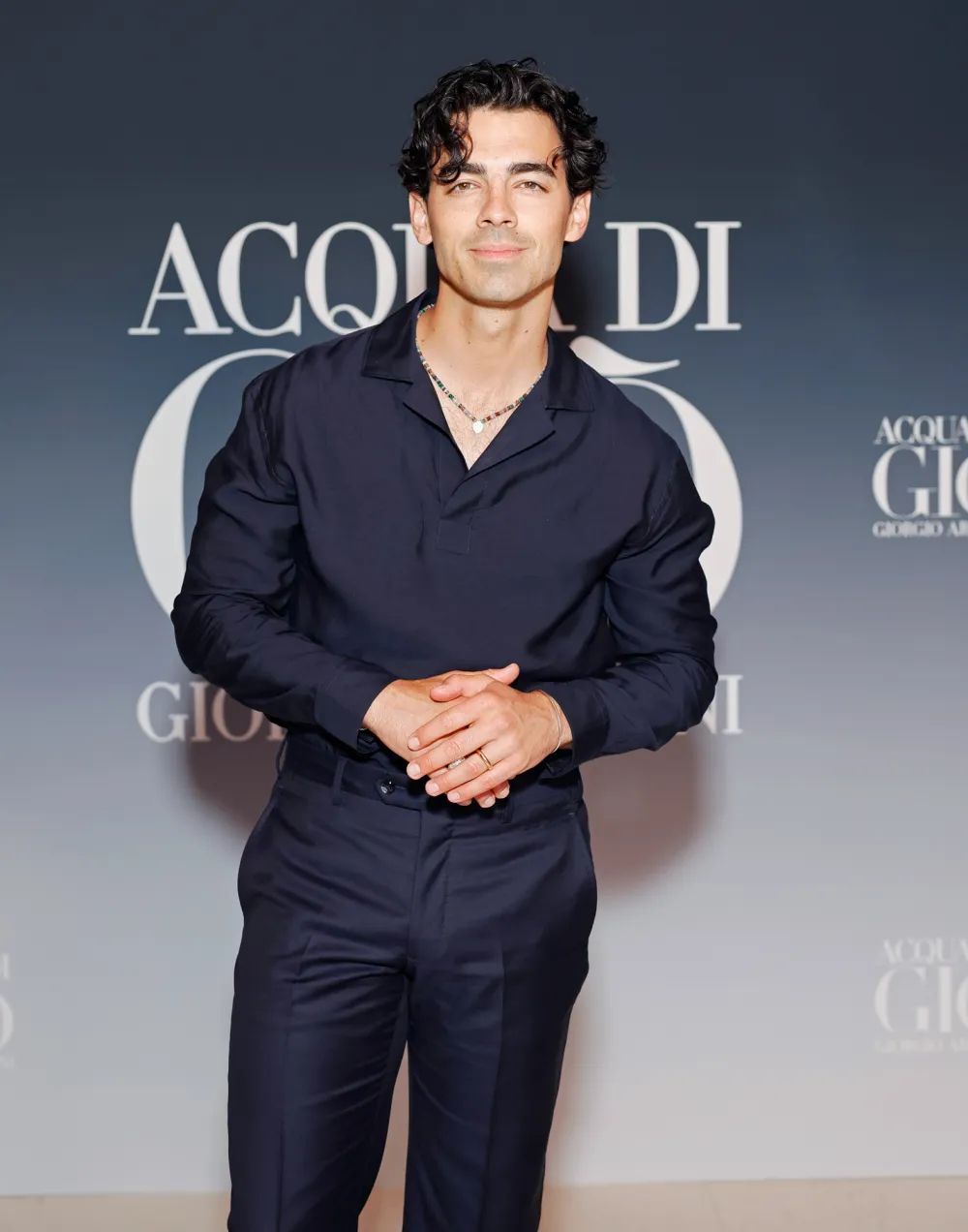 Joe Jonas Hilariously Gives Runners High-Fives in NYC and No One Recognizes Him