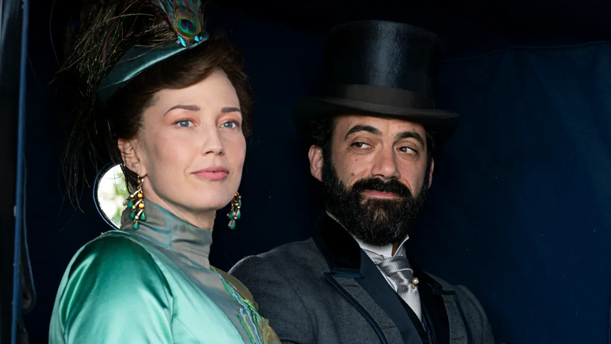 Morgan Spector Stans His ‘Gilded Age’ Wife Carrie Coon in Pantsless Gym Selfie