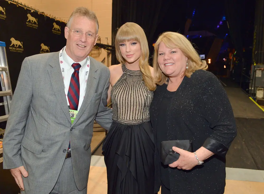 Patrick Mahomes Mom Doesn t Understand How Taylor Swift s Parents Handle So Much Attention 896