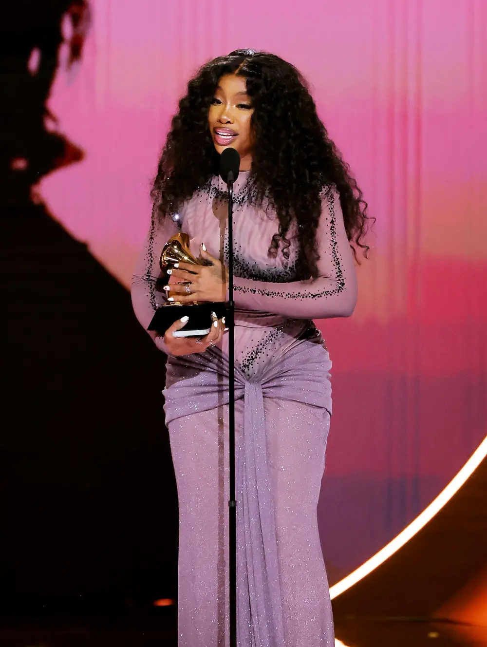 SZA Is Just Like Us When She Said Hi to Taylor Swift While Giving Her Grammys Acceptance Speech 669