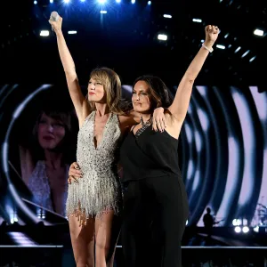 Taylor Swift and Mariska Hargitay s Friendship Timeline From Cat Names to Concert Hangs and More 934