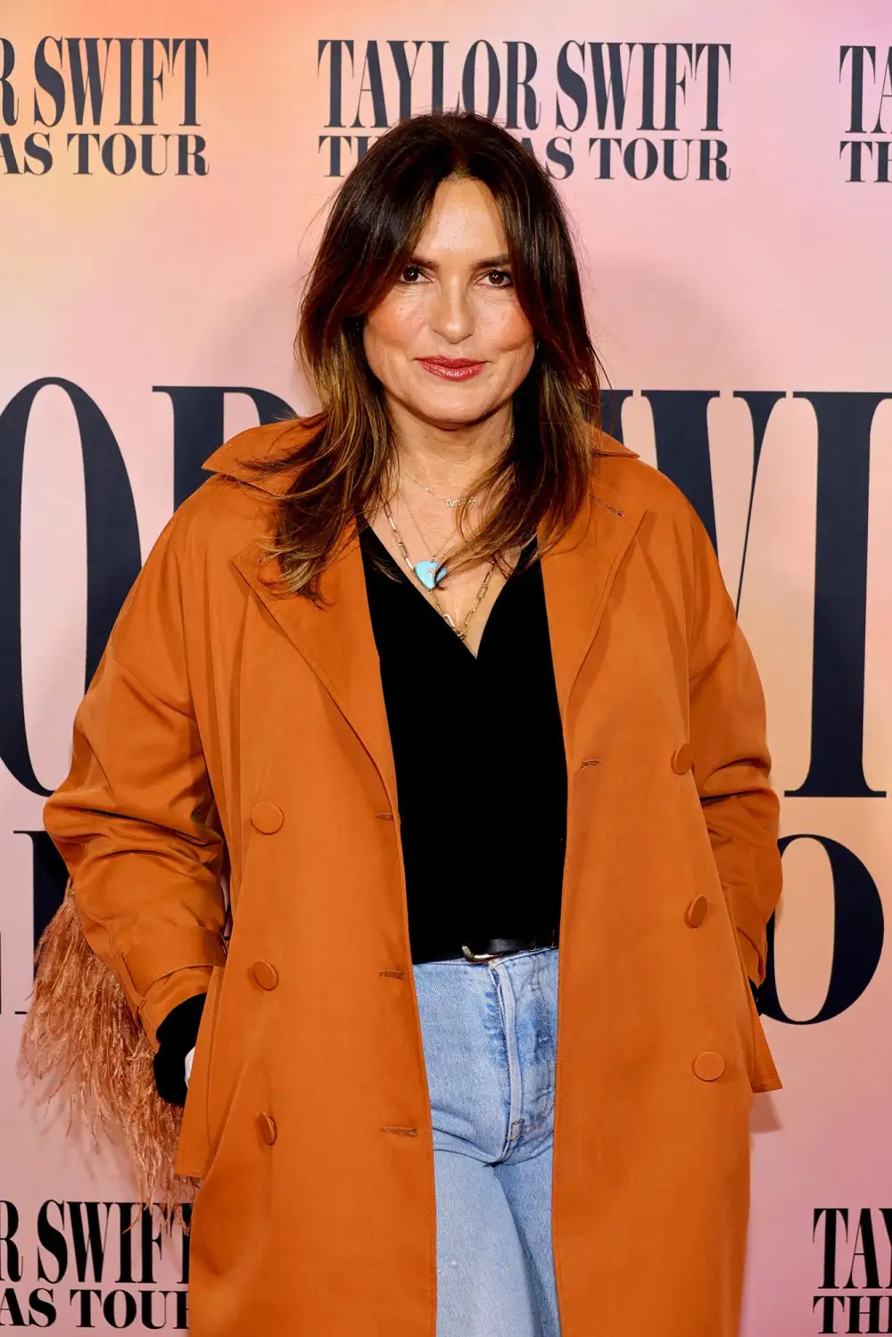 Taylor Swift and Mariska Hargitay s Friendship Timeline From Cat Names to Concert Hangs and More 935