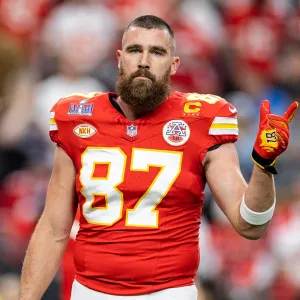 Travis Kelce Wins Loses Athlete of the Year at 2024 People s Choice Awards 595 Travis Kelce