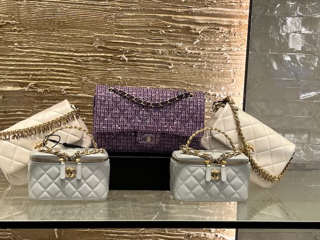 experience shopping in paris with live diary updates