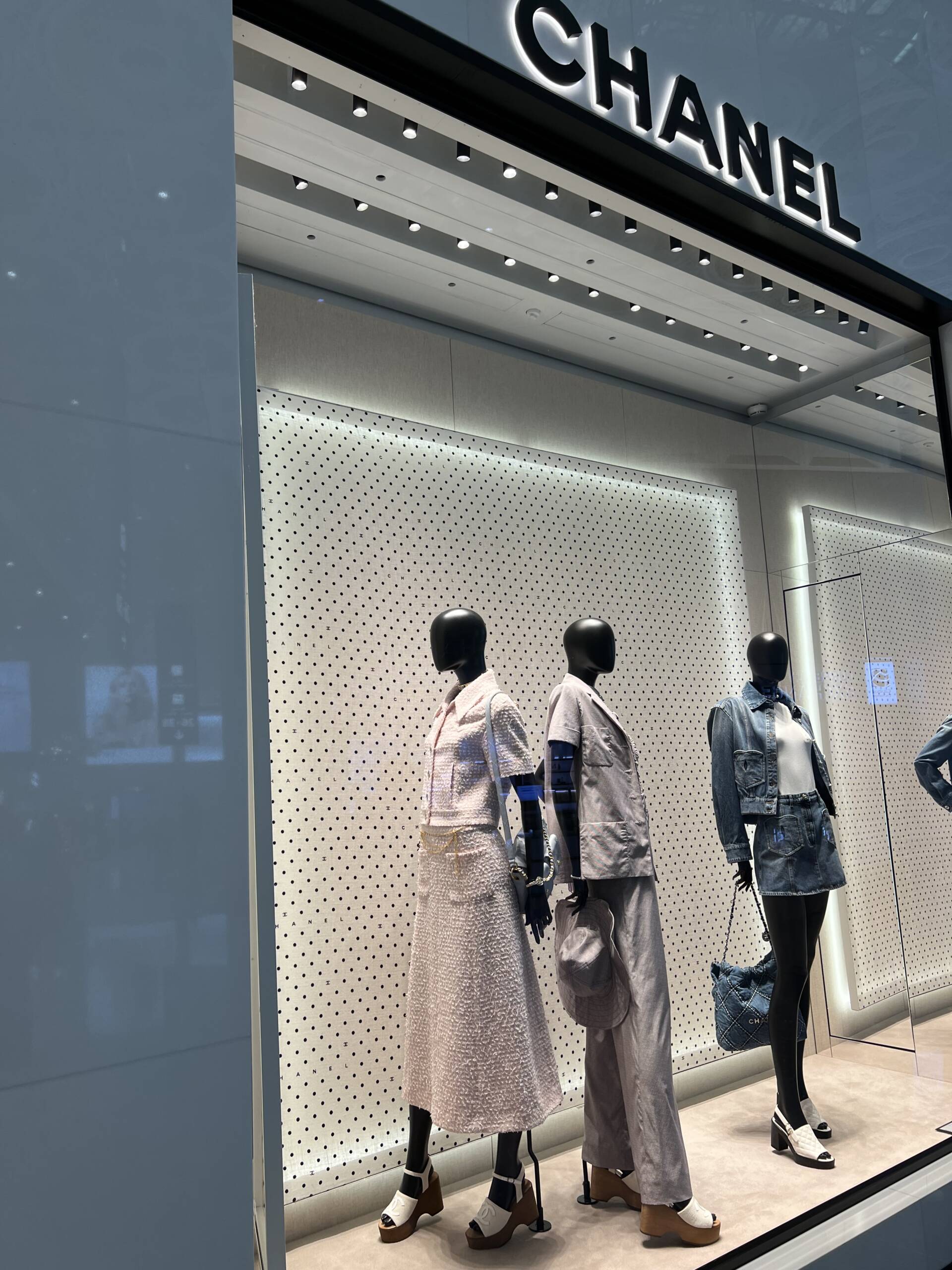 experience shopping in paris with live diary updates