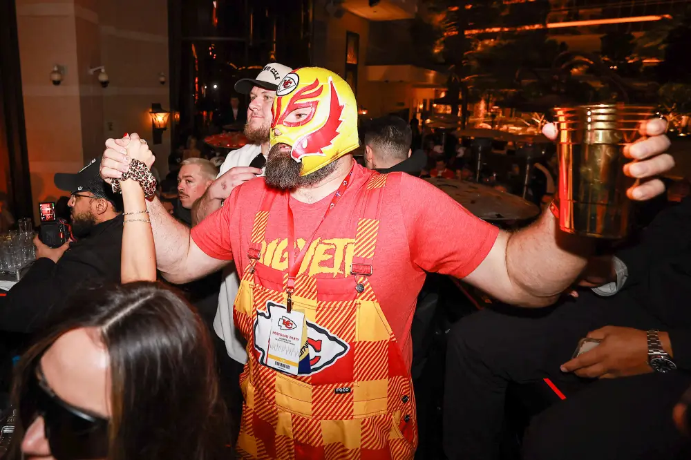 Kylie Kelce Joins 'New Heights' to Troll Jason Kelce's Dance Moves &mdash; and Lack of Valentine's Day Plans