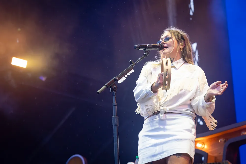 Elle King Returns to Social Media After Grand Ole Opry Fiasco