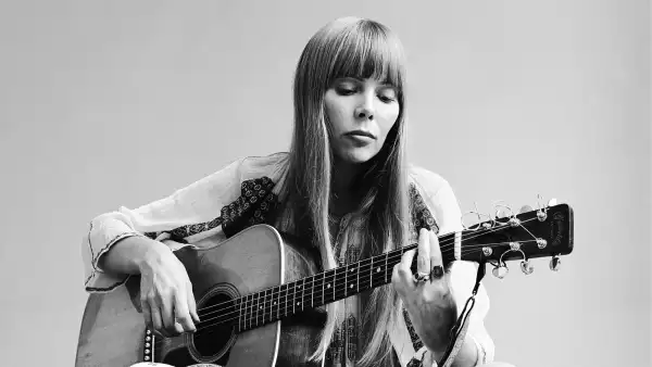 Joni Mitchell Returns to Spotify 359