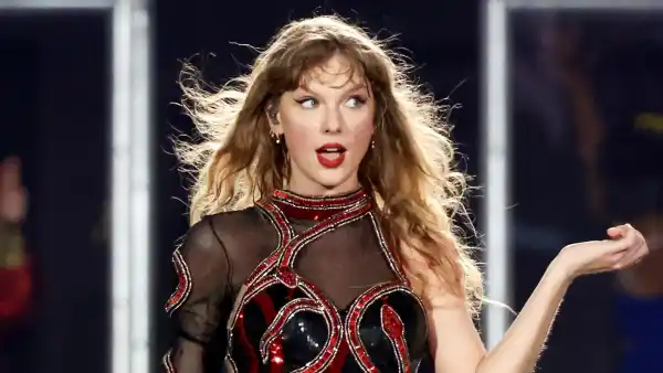 Taylor Swift Jokes About Her Hair Being Humid