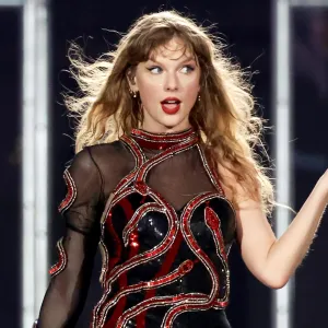 Taylor Swift Jokes About Her Hair Being Humid