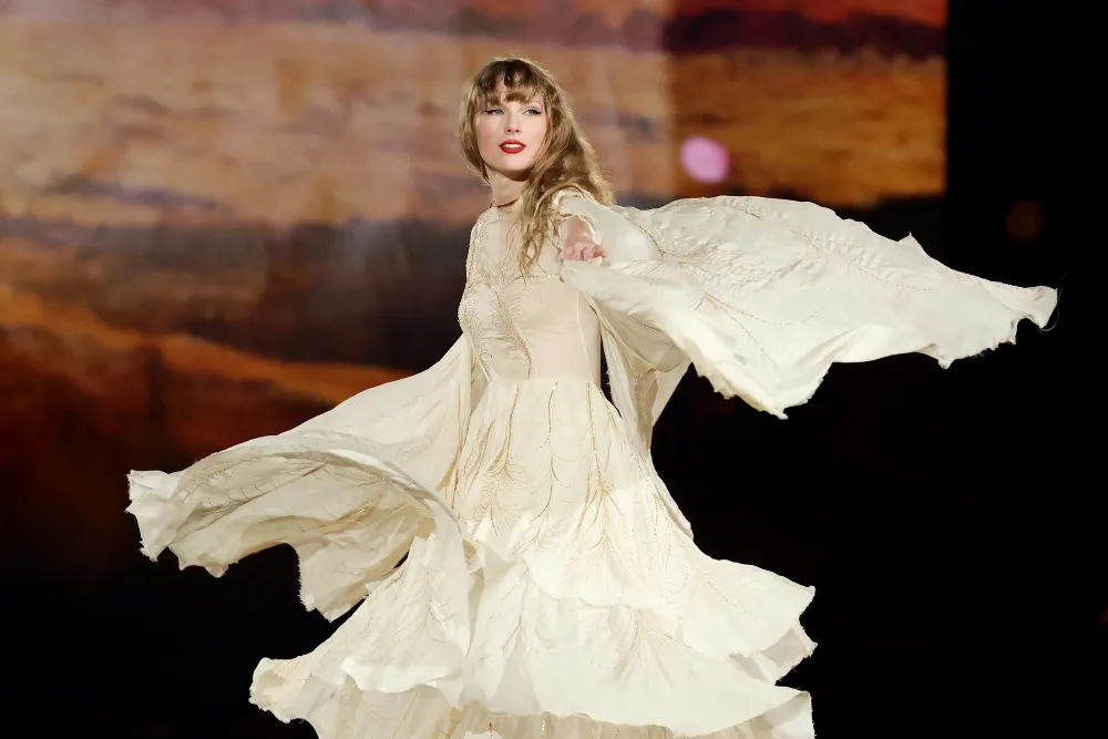 Taylor Swift Jokes About Her Hair Being Humid