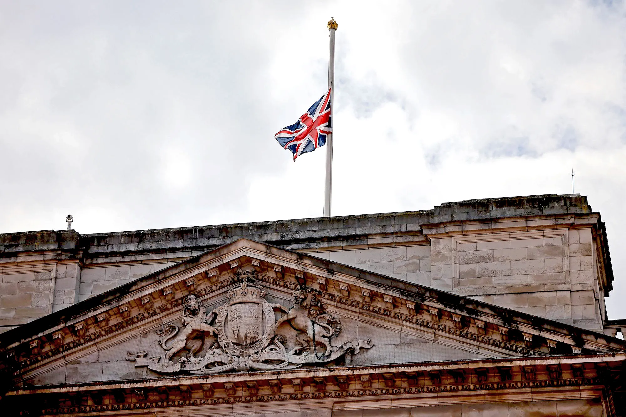 Luxury Handbag Shopping Debunks Rumors About Buckingham Palace Flags Flying Half Mast
