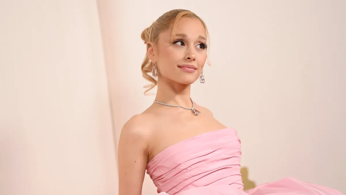 Ariana Grande asiste a la entrega del Oscar 2024.