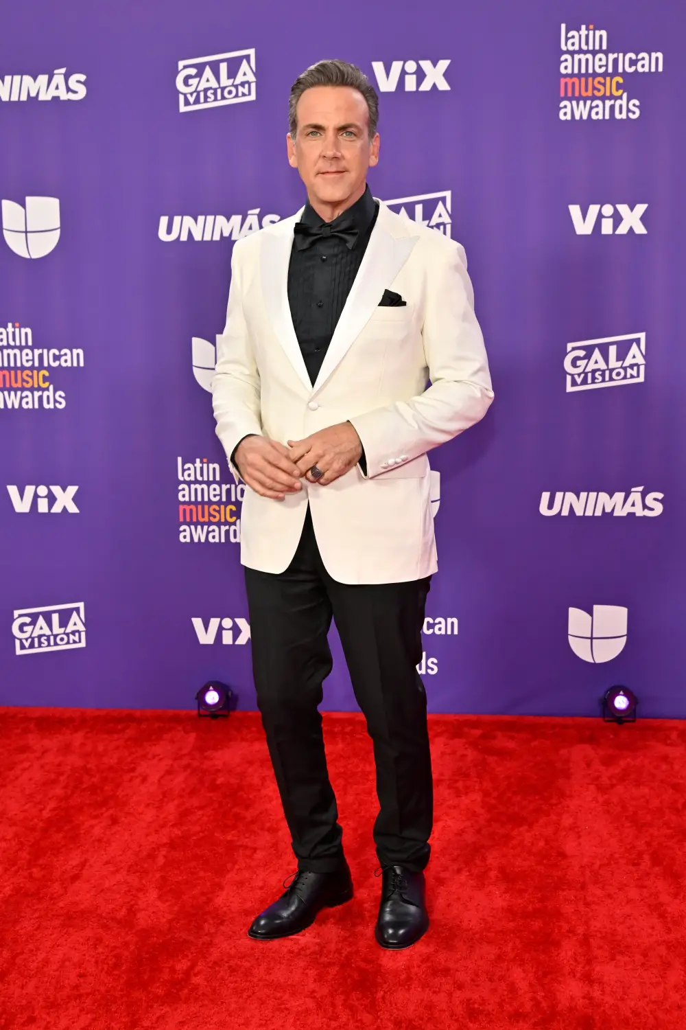 El actor cubano Carlos Ponce, presentador de los Latin AMA's 2024