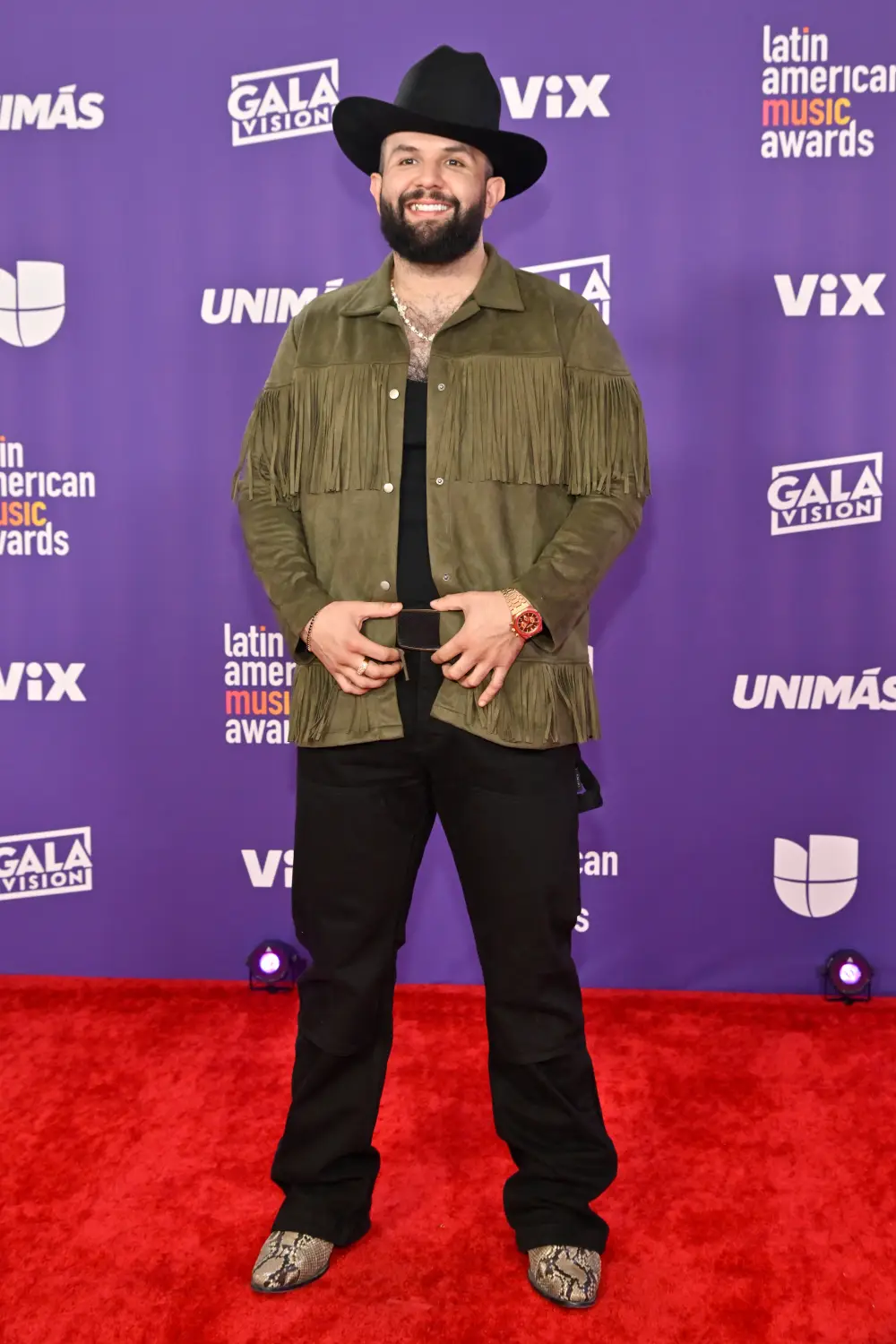 El m&uacute;sico de regional mexicano, Carin Le&oacute;n en la alfombra roja de los Latin AMA's