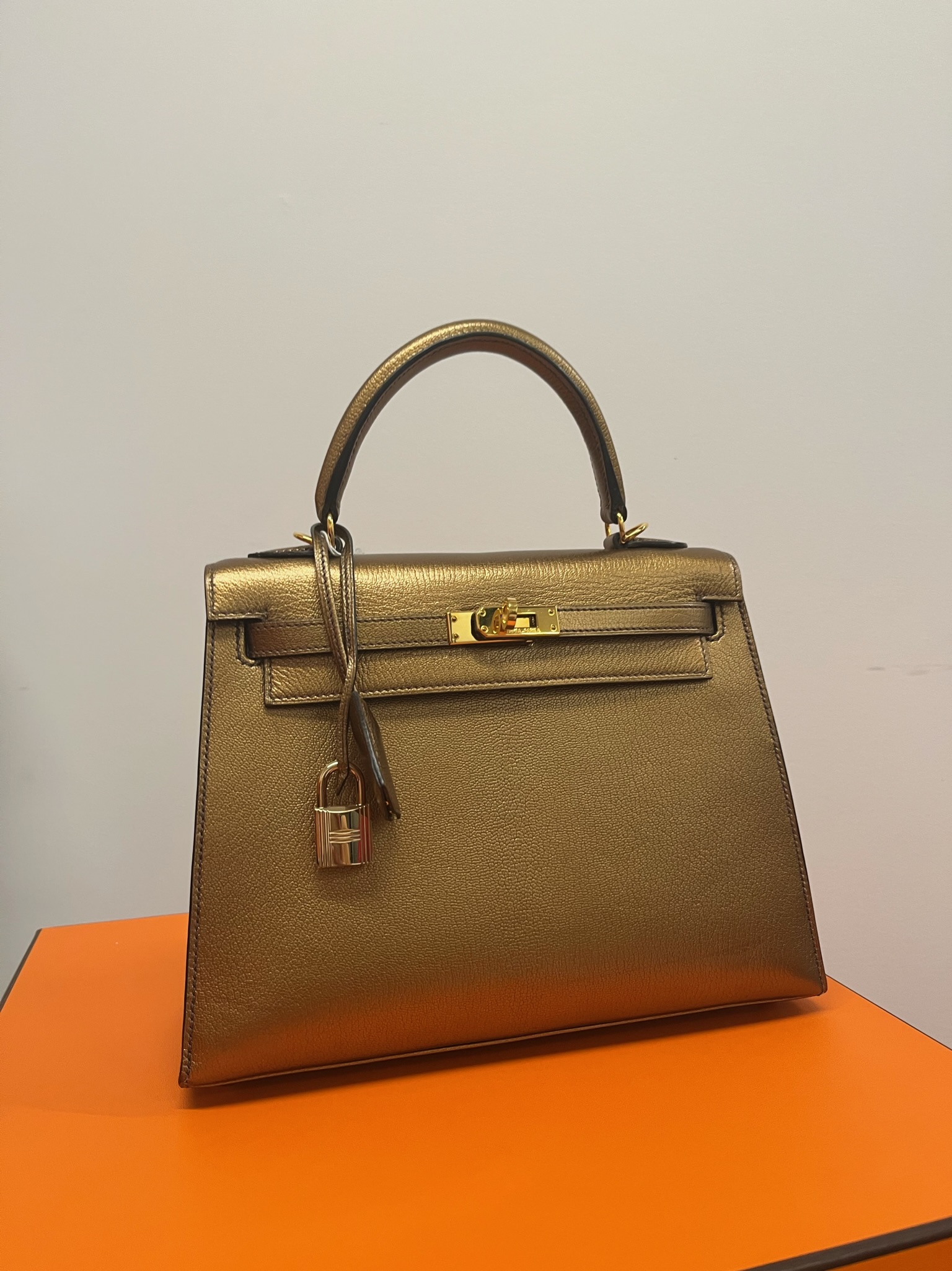 heritage auctions hermes sale,rare hermes kelly 25 metallic gold