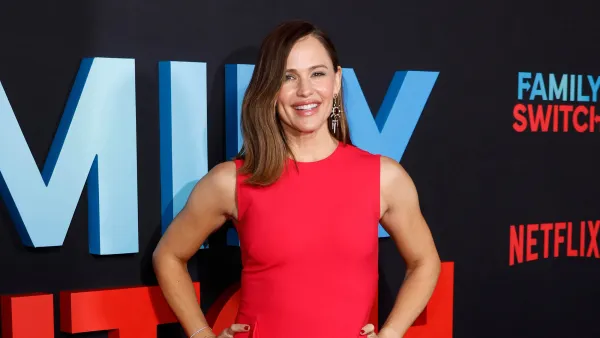 Jennifer Garner Striped T-Shirt