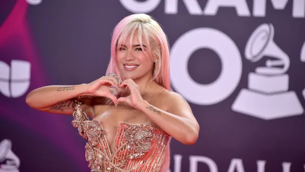 Karol G en la alfombra de los Latin GRAMMY 2023.