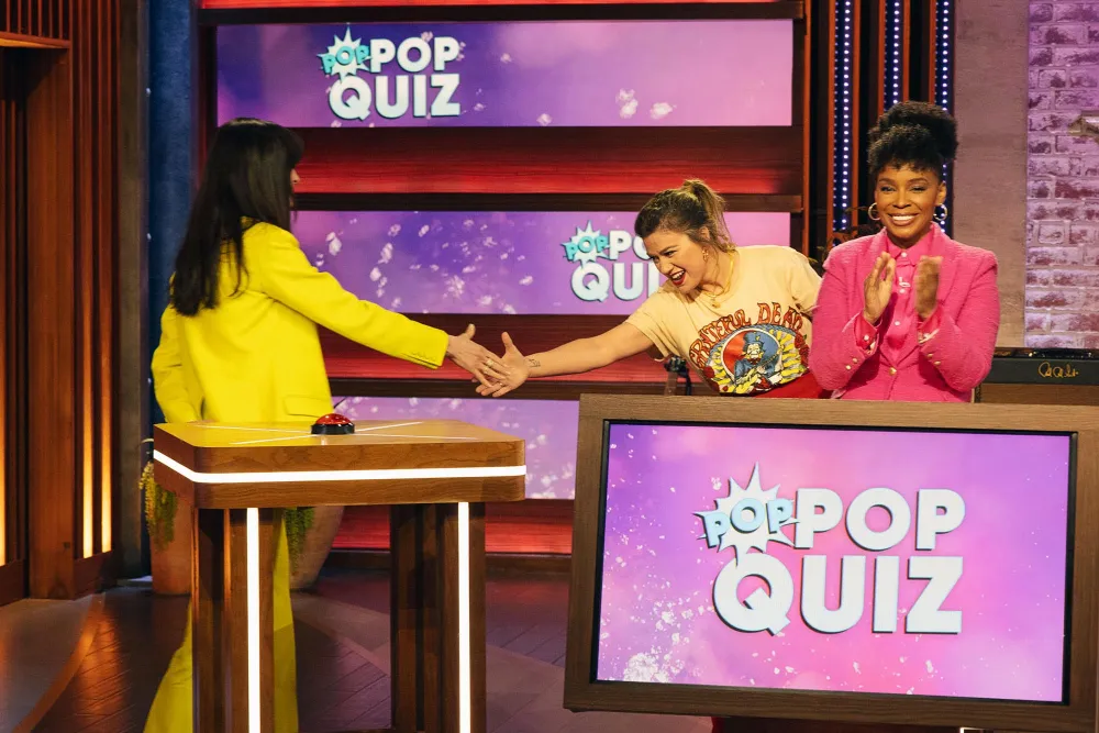 Kelly Clarkson Forgets Her Own Lyrics While Battling Anne Hathaway Again 414