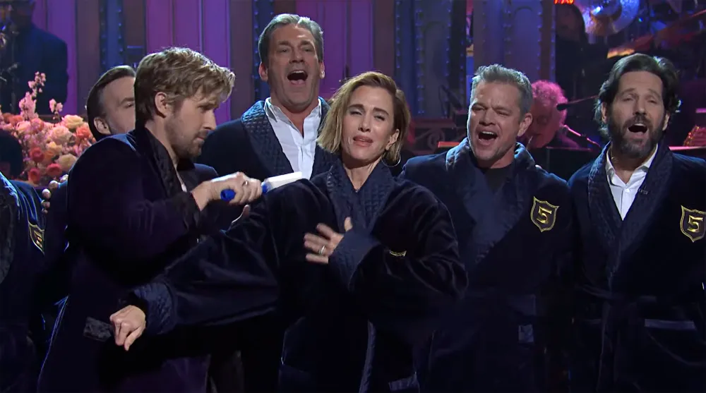 Kristen Wiig Receives &lsquo;SNL&rsquo; Five-Timers Club Jacket From Ryan Gosling, Matt Damon, More Non-Members