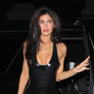 Kylie Jenner Shows Off Longer Hair and No Makeup Look 341