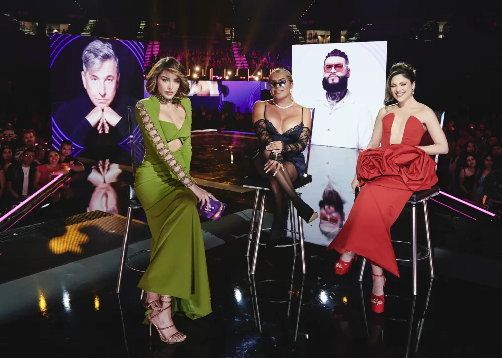 Migbelis Castellanos, Wendy Guevara y la cr&iacute;tica de estilo Yayis en el programa "Noche de Famosos" en los Latin AMA's 2024.