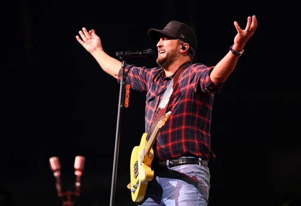 Luke Bryan Falls During Concert After Slipping on Fan&rsquo;s Cell Phone