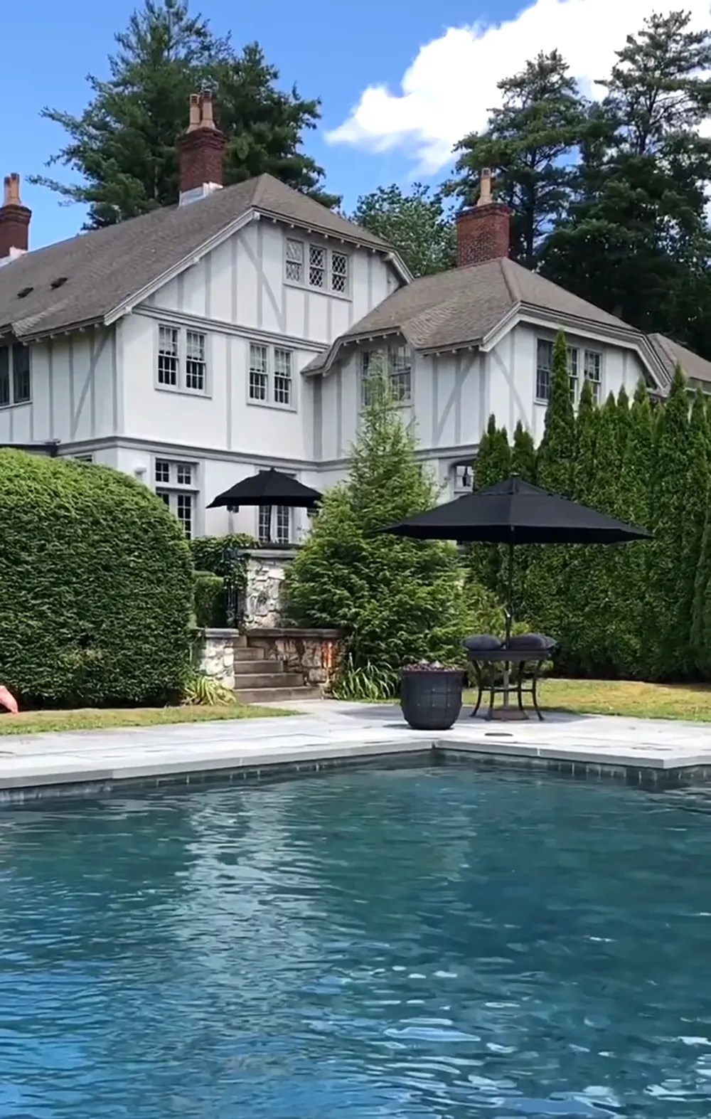 'RHONY&rsquo; Alum Dorinda Medley Reveals How Long It Takes 6 People to Clean Blue Stone Manor