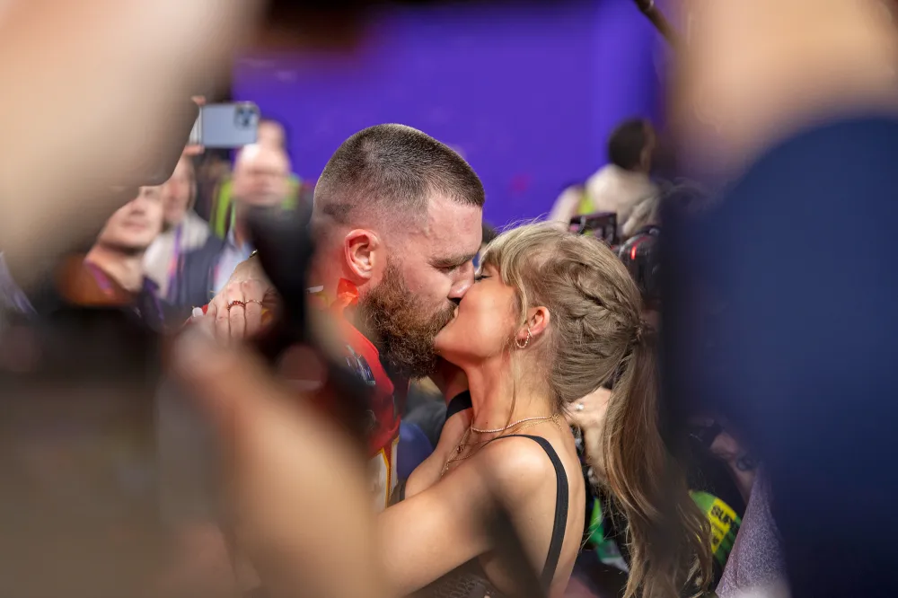 Travis Kelce empaqueta su PDA con Taylor Swift en la subasta ben&eacute;fica Mahomes