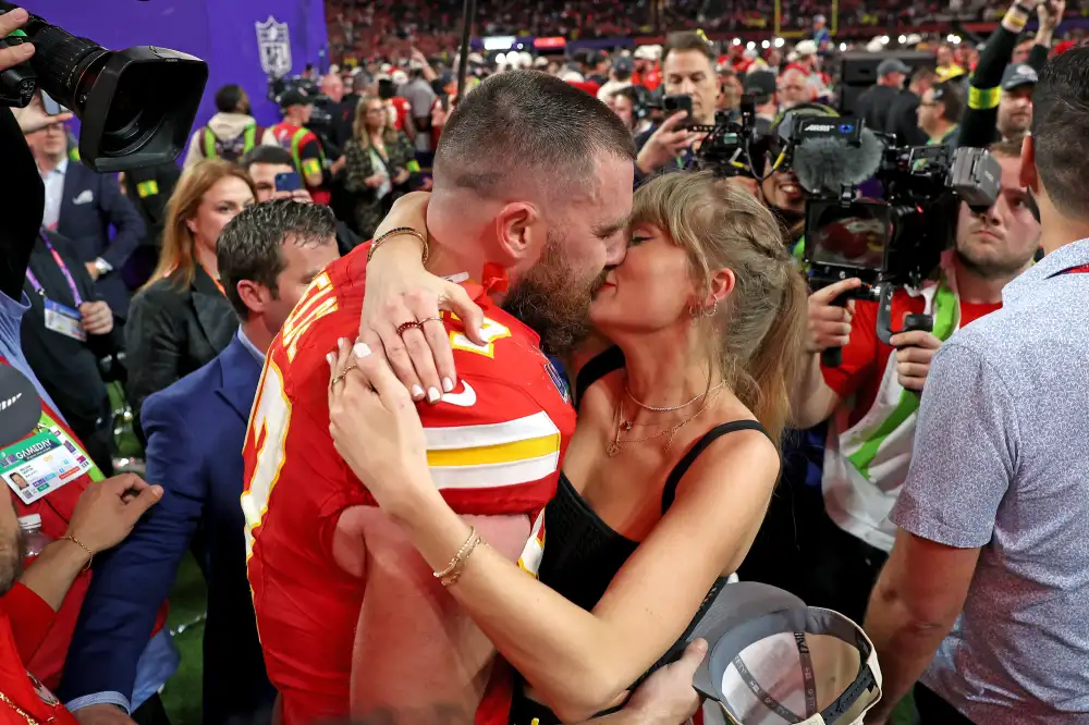 Travis Kelce empaqueta su PDA con Taylor Swift en la subasta ben&eacute;fica Mahomes
