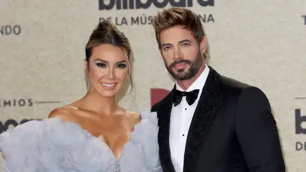 Elizabeth Gutiérrez y William Levy en la alfombra roja de los Billboard Latin Music Awards en el Watsco Center