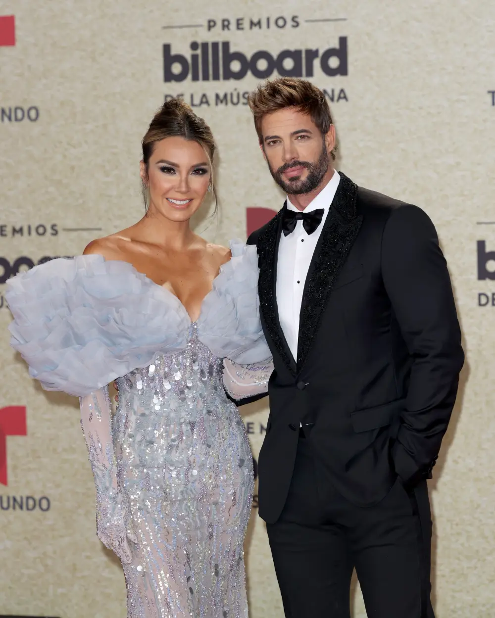 Elizabeth Guti&eacute;rrez y William Levy en la alfombra roja de los Billboard Latin Music Awards en el Watsco Center