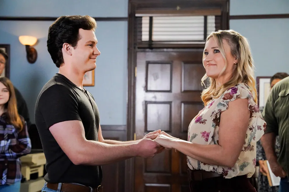 Young Sheldon s Mandie and Georgie Try to Find Their Rhythm With Crazy Family in Wedding 1st Look 312