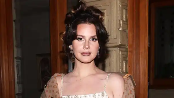 Coachella Music Festival Faces 28000 Fine After Lana Del Reys Set Ends 13 Minutes Late