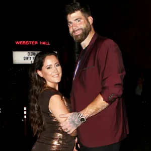 Jenelle Evans Sings Picture to Burn While Lighting Photo of Estranged Husband David Eason on Fire