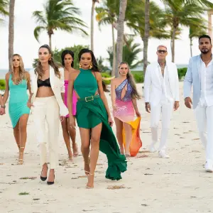 What Elizabeth Chambers and Her Costars Said About Armie Hammer on Grand Cayman