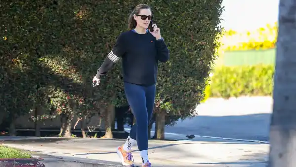 Jennifer Garner wearing Brooks sneakers.
