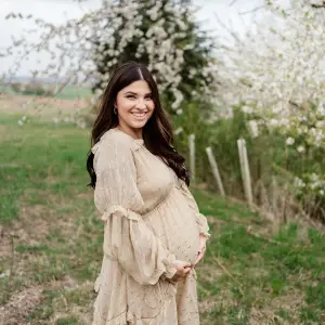 Portrait Photoshooting with a happy, pregnant woman