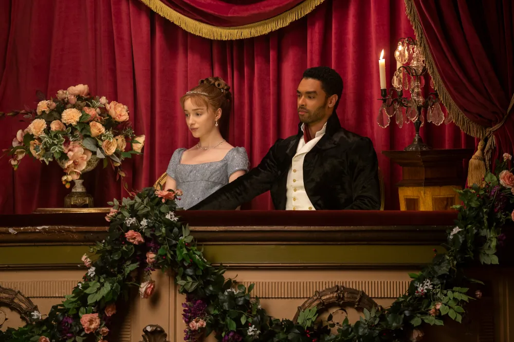 Una gu&iacute;a completa de versiones de m&uacute;sica pop que aparecen en Bridgerton