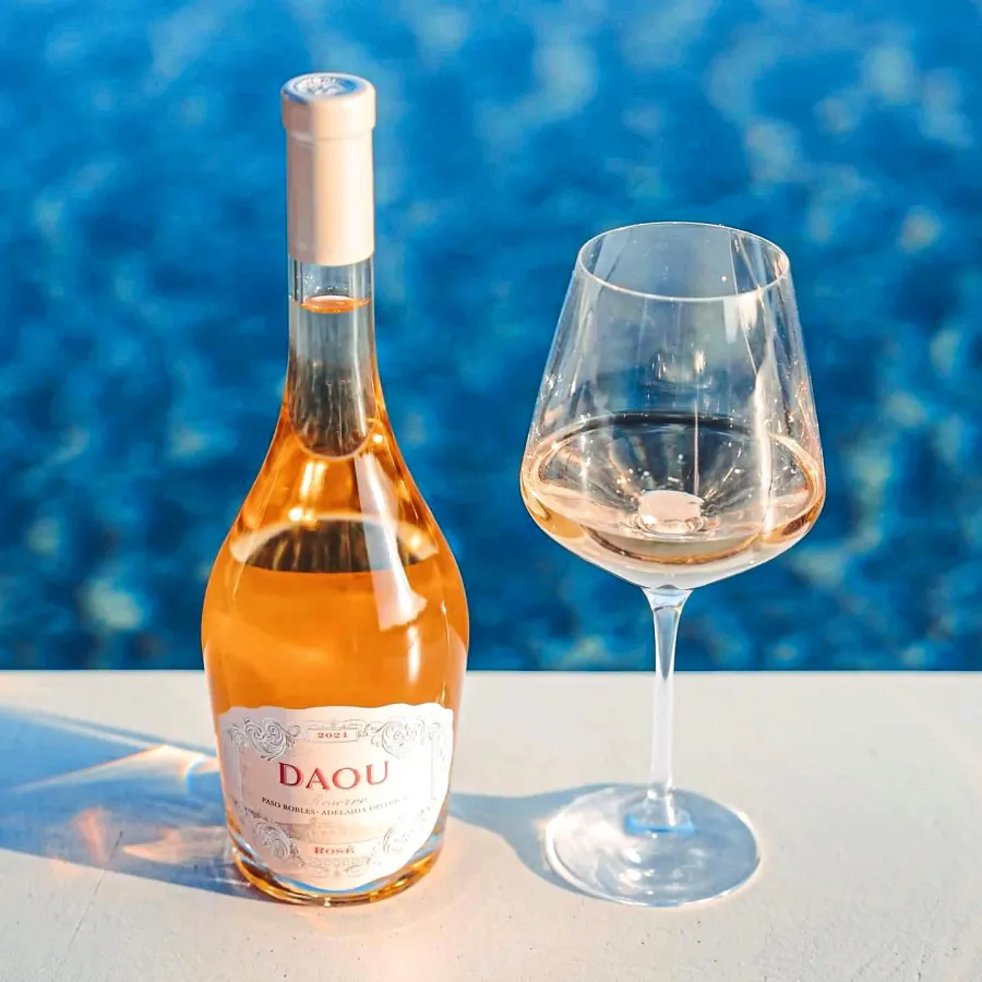 Bella Hadid Always Looks Good as Gold When She Wears Missoma s Eco Friendly Jewelry 934