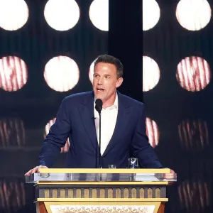 Ben Affleck Receives Lackluster Response to His Tom Brady Roast Another Piece of White Boy Humor