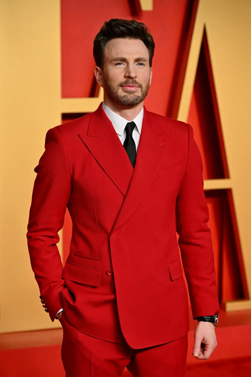 Chris Evans Clears Up &lsquo;Misinformation&rsquo; That He Signed a Bomb