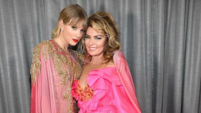 GettyImages-1189869058-Taylor Swift and Shania Twain at American Music Awards