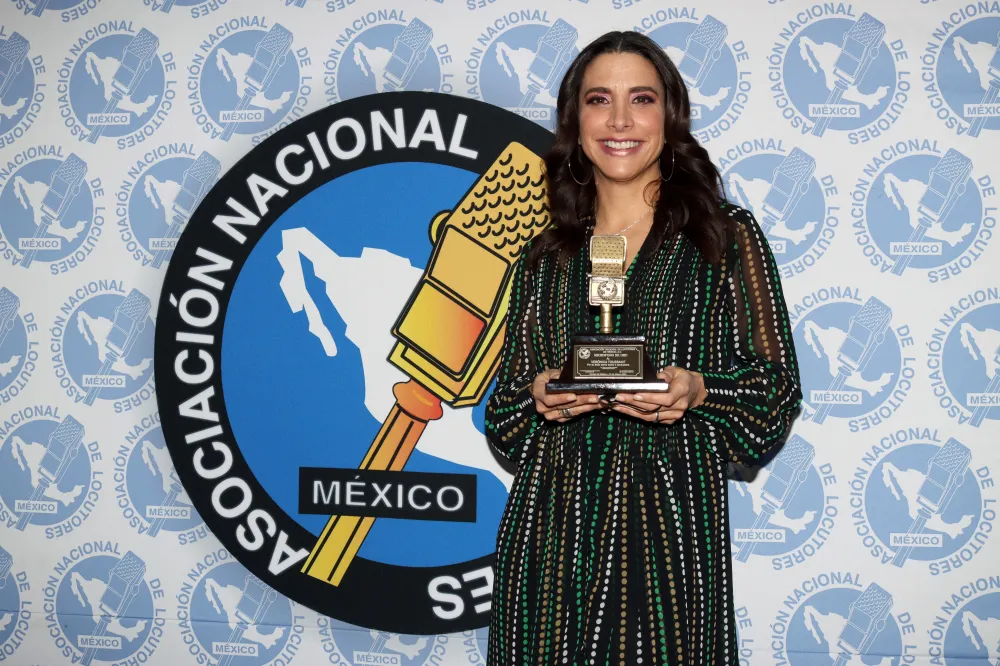 La actriz y escritora Ver&oacute;nica Toussaint