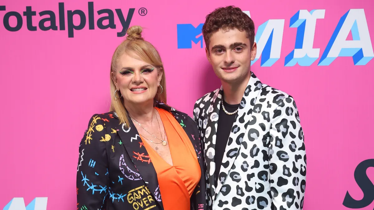 La actriz mexicana Erika Buenfil y su hijo Nicolás
