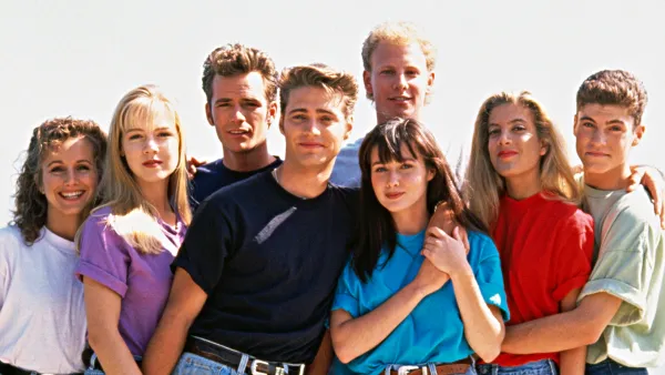 Jennie Garth Says 90210 Cast Is Super Close