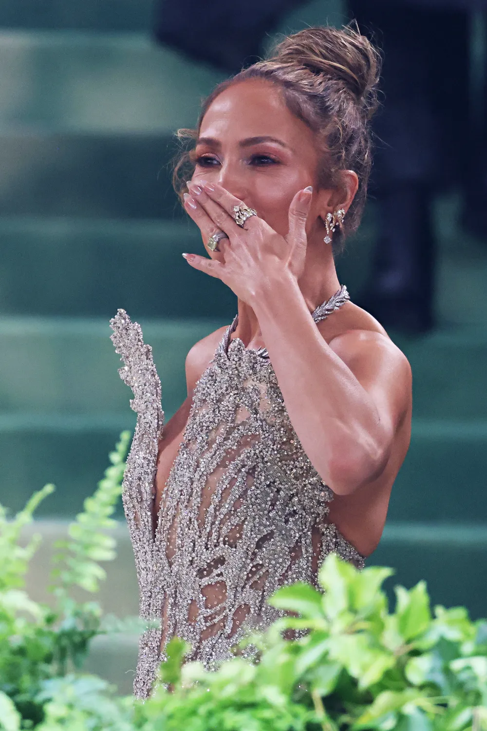 Jennifer Lopez Wearing Band Instead of Diamond Engagement Ring
