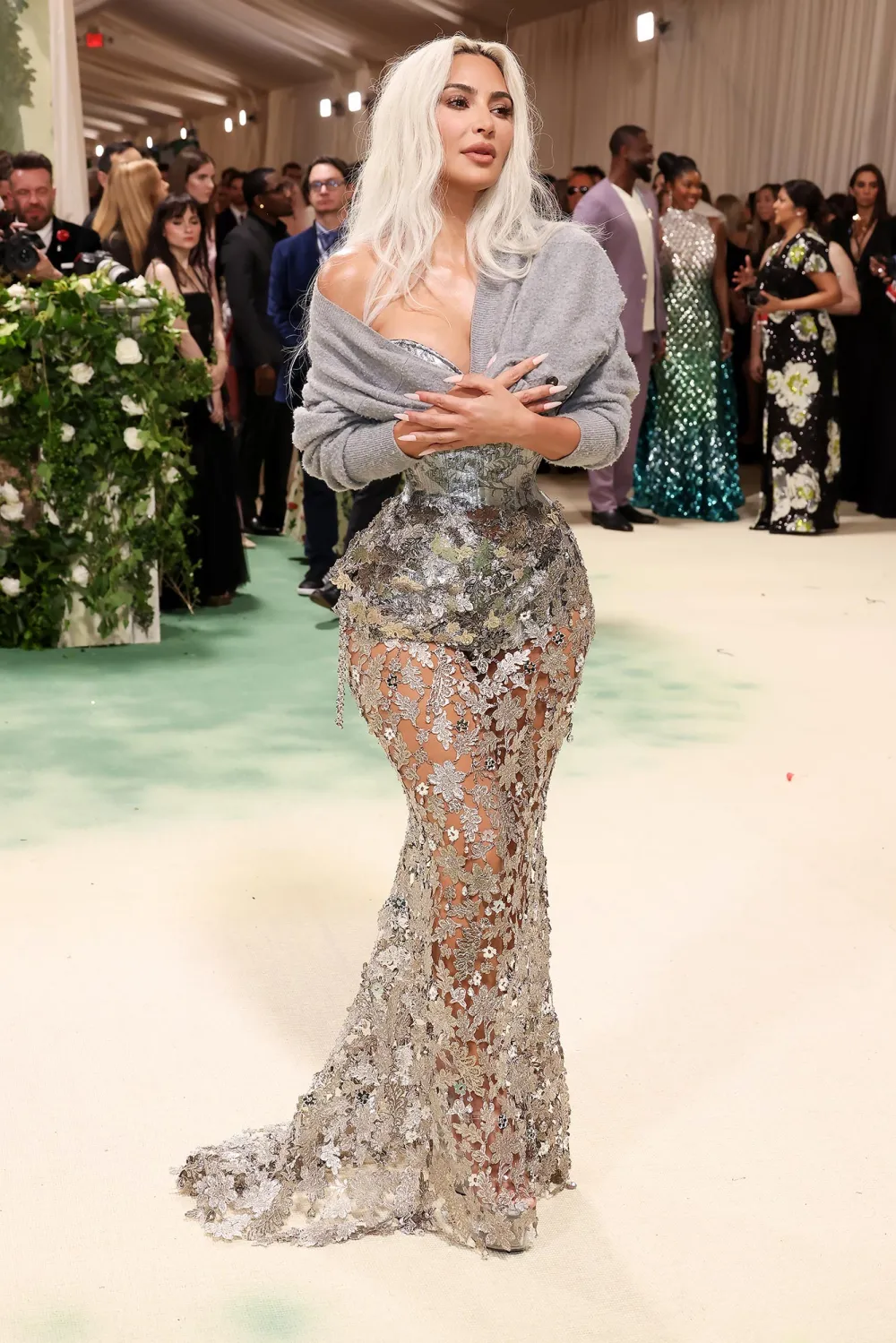 Kim Kardashian hace lo posible por explicar el controvertido look de la Gala Met 2024 2