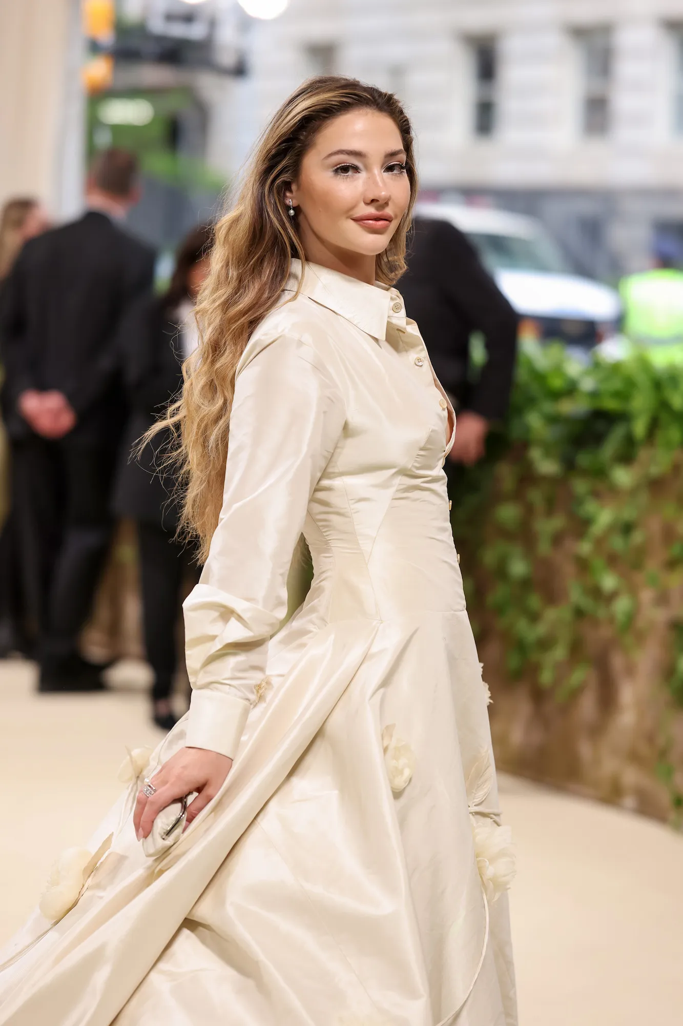 Madelyn Cline Walks 2024 Met Gala Red Carpet Sans Pete Davidson